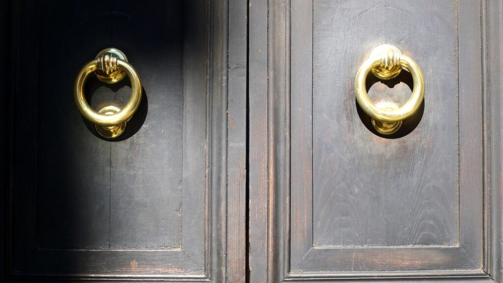 10 Benefits of Choosing Antique Brass Door Hardware