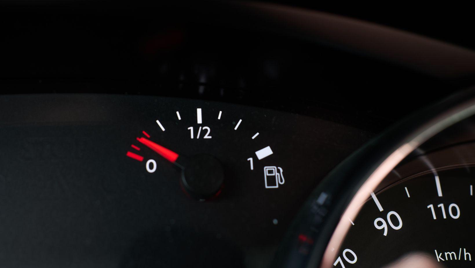 fuel ran out reasons, car runs out fuel worst timing, prevent fuel exhaustion, emergency fuel solutions, reserve fuel tips, fuel warning signs, location-specific fuel issues, roadside fuel emergencies, fuel management strategies, car fuel safety